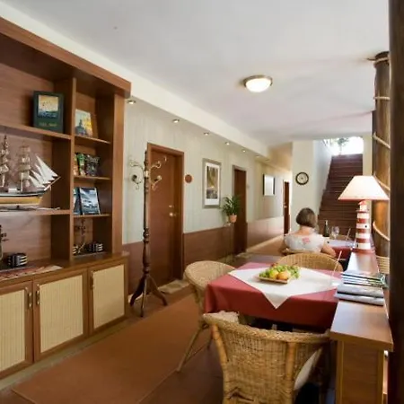 Apartmanszoba Lelle A Napfeny Strand Koezeleben Lejlighedshotel Balatonlelle