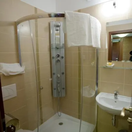 Apartmanszoba Lelle A Napfeny Strand Koezeleben Lejlighedshotel Balatonlelle
